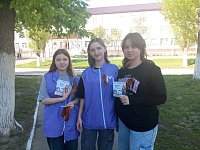 Волонтёры раздавали жителям символ Победы