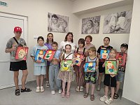 Для особенных детей провели мастер-класс по росписи настенных часов