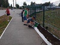 Сотрудники спортшколы продолжают работы по благоустройству стадиона