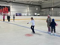 На ледовой арене прошли захватывающие эстафеты и игры