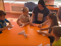 Дошколята присоединились к патриотической акции "Самолетик Победы"