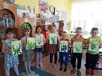 Дошколята сажали семена цветов для клумб детского сада