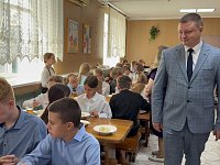 Глава городского округа провел оценку качества питания в школьной столовой