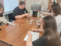 Юные светловцы сделали уникальные сувениры для бойцов СВО