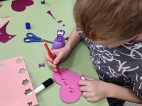 Воспитанники Дома детского творчества изготовили открытки-сердечки для своих мам