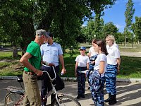 В рамках профилактической акции юные друзья полиции напомнили светловцам о том, как противостоять мошенникам