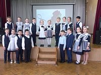 На школьном утреннике звучали поздравления в адрес мам и бабушек