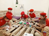 Юнармейцы приняли участие в мастер-классах по плетению браслетов выживания