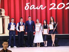 Бал выпускников: завершилась яркая глава в жизни одиннадцатиклассников