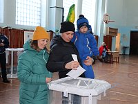 На избирательные участки светловцы приходят голосовать семьями