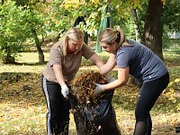 Растите и радуйте: молодые ели высадили в Светлом в рамках общегородского субботника