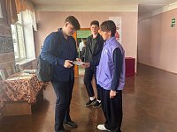 Детский телефон доверия: волонтеры провели информационную акцию в школе