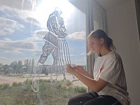 Активисты Движения Первых приняли участие в акции «Окна Победы» 