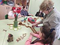 Воспитанники Дома детского творчества делали значки с георгиевской лентой