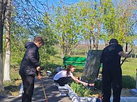 Юные светловцы помогли привести в порядок Братскую могилу