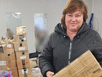 На пункт сбора гуманитарной помощи поступают новые посылки