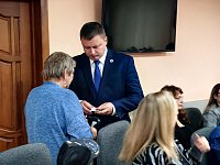 Глава городского округа вручил памятные знаки «Семье погибшего Защитника Отечества»