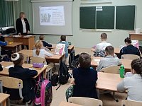 В школе встретили Первомай