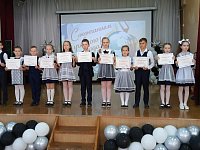 Школьники подвели итоги учебного года на торжественной линейке