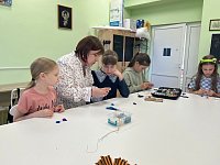 В Доме детского творчества прошел мастер-класс по изготовлению георгиевских ленточек