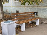 Продолжается установка новых лавочек и урн во дворах поселка