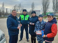 Юные друзья полиции провели акцию, направленную на привлечение внимания общественности к проблемам сохранения жизни и здоровья участников дорожного движения