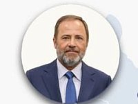 Полномочный представитель Президента РФ в ПФО Игорь Комаров поздравляет женщин с Международным женским днем