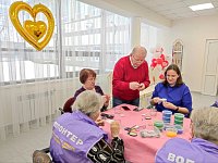 Для «серебряных волонтеров» провели мастер-класс по изготовлению свечей