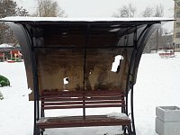 Неприятные "сюрпризы": в сквере у фонтана пробили в нескольких местах навес над скамейкой