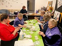 Серебряных волонтеров пригласили на мастер-класс по изготовлению сухих армейских душей