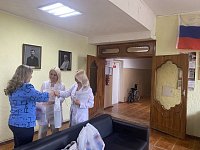 Активистки женсовета Светлого поздравили медицинских работников с профессиональным праздником