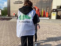 Волонтеры помогают гражданам принять участие в голосовании в рамках федерального проекта «Формирование комфортной городской среды»