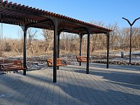 Перголу с парковыми качелями установили в гагаринском парке