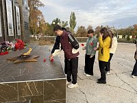 Активисты первичных отделений Движения первых возложили цветы к мемориалу