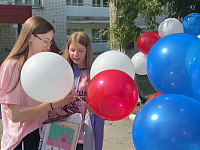 Волонтёры провели акцию «Российский триколор»