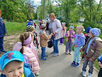 Юные светловцы вручали жителям поселка Георгиевские ленточки