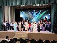 Бал выпускников: завершилась яркая глава в жизни одиннадцатиклассников