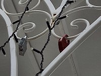 На арт-объекте «Карета» в парке у фонтана появились первые замочки