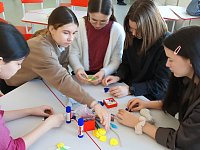 Светловские школьники сделали «талисманы добра» для участников СВО