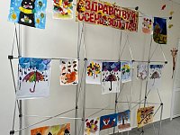 Воспитанники Дома детского творчества организовали выставку своих работ  под названием "Осенние мотивы"