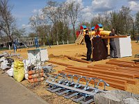 В парке по улице Гагарина устанавливают новую детскую площадку 