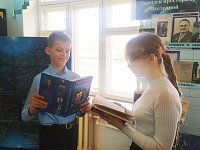 Во второй школе работала книжная выставка «Дорога к просторам Вселенной»