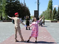 Память в танце. Случайный вальс: светловские юнармейцы приняли участие в патриотической акции