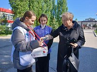 Школьники приняли участие во Всероссийской благотворительной акции "Красная гвоздика"