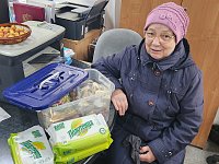 Жители Светлого продолжают приносить посылки землякам, которые находятся на передовой