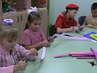 Дети мастерили необычные цветы из фоамирана