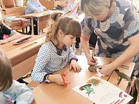 Светловские школьники помогают волонтерской группе в создании масксетей