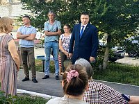 Благоустройство своего двора, проблемы парковки, установку лавочек и многое другое обсудили жители с главой городского округа