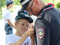 Молодёжь Светлого провела акцию «Российский триколор»