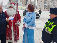 Светловских автолюбителей с Новым годом поздравил полицейский Дед Мороз
